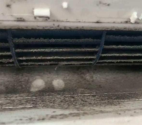 万柏林空调吹的风有股烧焦味是怎么回事